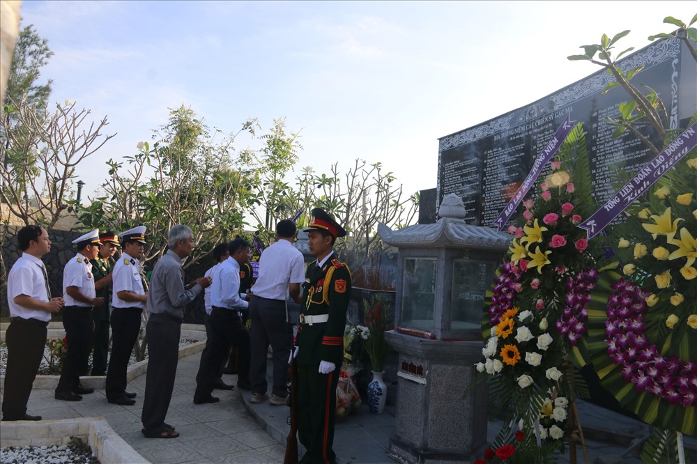 Vòng hoa của Tổng LĐLĐ VN, Báo Lao Động tưởng nhớ các liệt sĩ Gạc Ma tại bàn thờ chung của các anh. Ảnh: T.Thúy