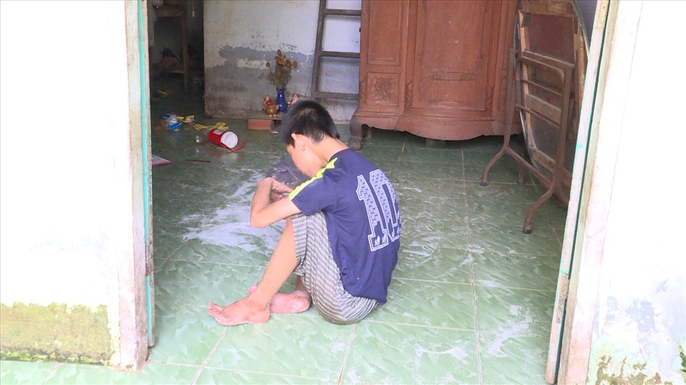 Cháu Phước lúc đoàn kiểm tra đến nhà (ảnh: H.N)