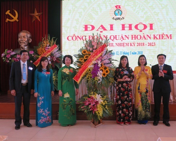 Chủ tịch LĐLĐ TP. Hà Nội Nguyễn Thị Tuyến (thứ ba, từ phải sang) tặng lẵng hoa chúc mừng Đại hội XVIII CĐ quận Hoàn Kiếm. Ảnh: LĐLĐ TP. Hà Nội
