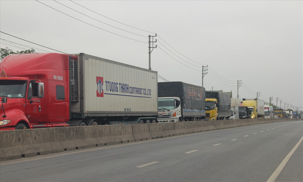 Hàng dài xe ôtô bị ùn tắc trên QL1A. Ảnh: TH.