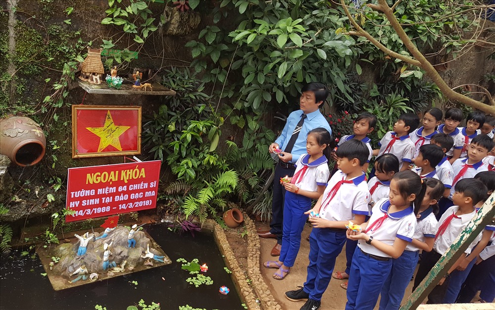Tiết ngoại khóa đặc biệt tại Trường Tiểu học Hướng Phùng. Ảnh: MT.
