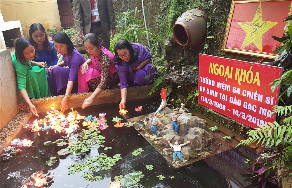 Giáo viên Trường Tiểu học Hướng Phùng thả hoa đăng ở mô hình đảo Gạc Ma nhân ngày 14.3. Ảnh: MT.