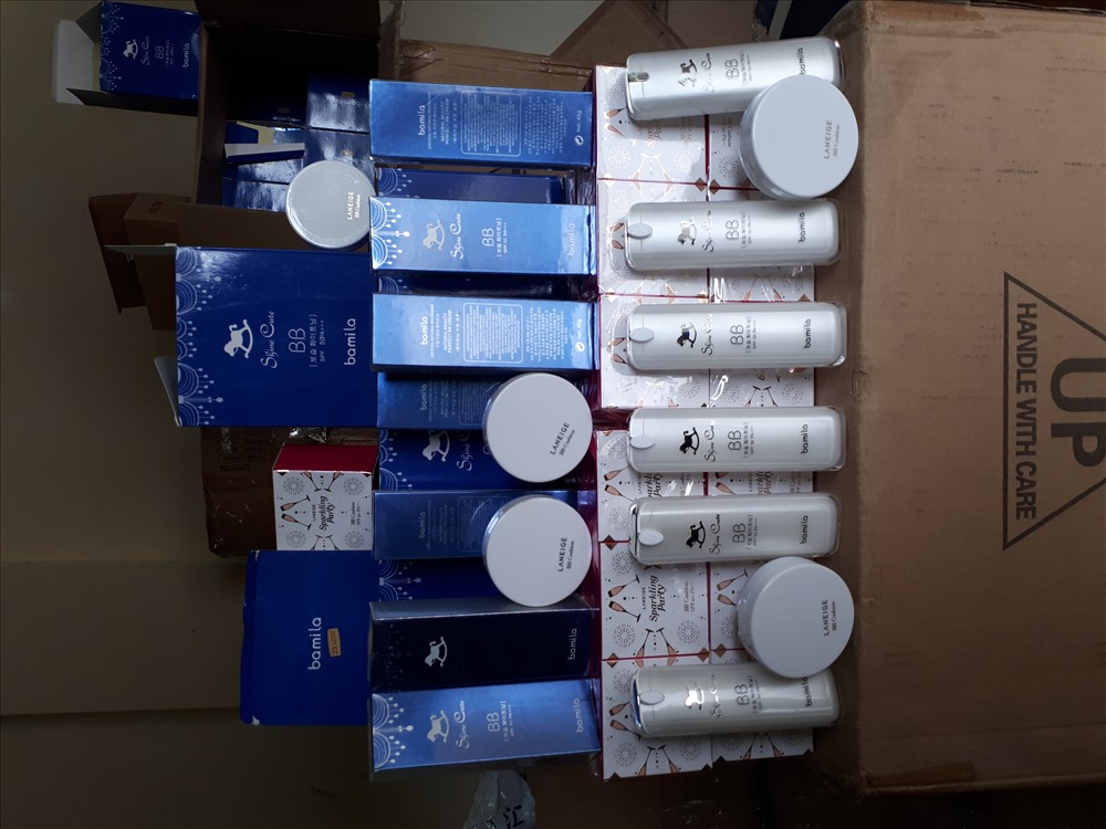 Gần 4.000 hộp kem dương da không chứng minh nguồn gốc. Ảnh T.N.D