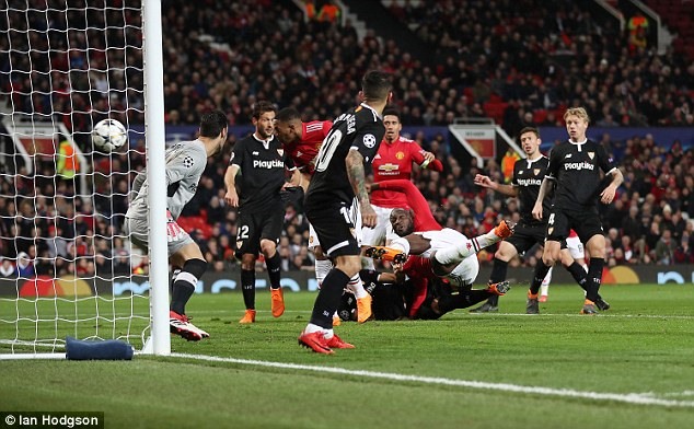 Bàn gỡ danh dự cho M.U của Lukaku. Ảnh: Daily Mail.