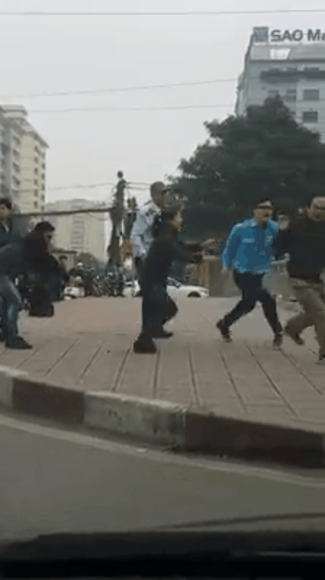 Hình ảnh ghi lại vụ xô xát.
