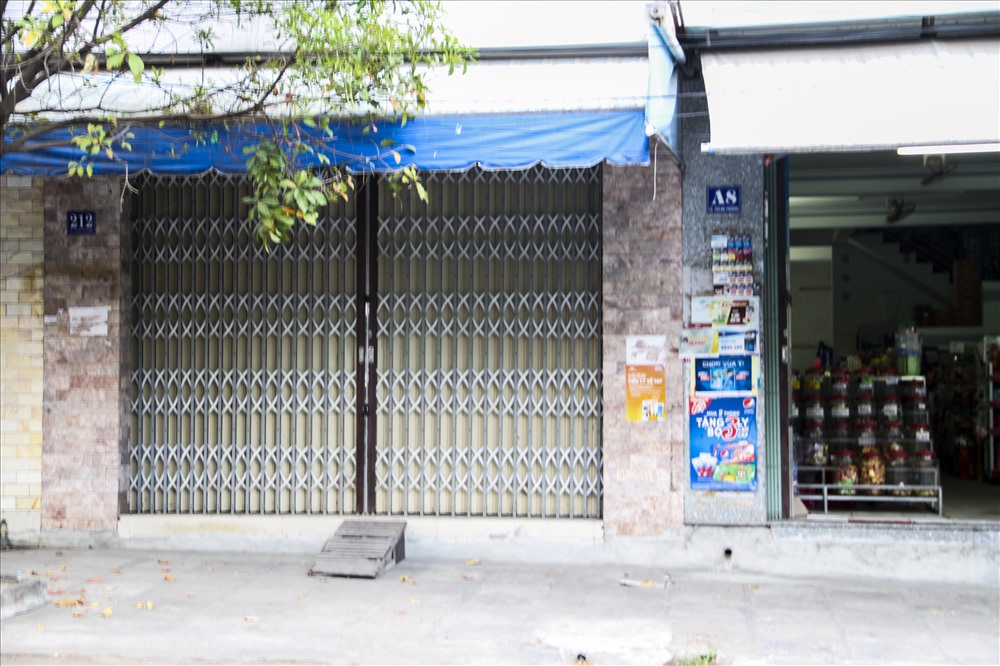2 căn nhà kề bên nhưng có số nhà hoàn toàn khác nhau.