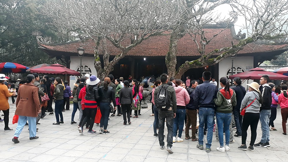 Chùa Thượng Tây Thiên luôn đông khách hơn các chùa còn lại.