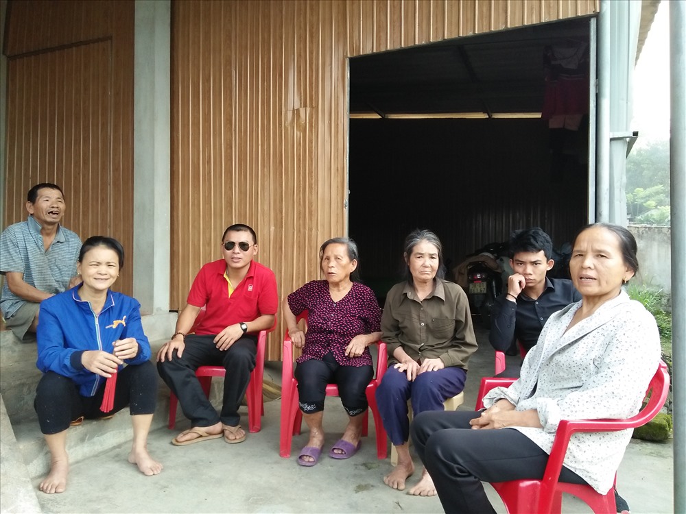 Dân than: Chúng tôi quanh năm đối mặt với ô nhiễm. Ăn không ngon, ngủ không yên. Mùa mưa mùi tanh tưởi, ngột ngạt, rác trôi nổi, ngập ngụa, mùa hè, hôi thối, ngày cũng như đêm.