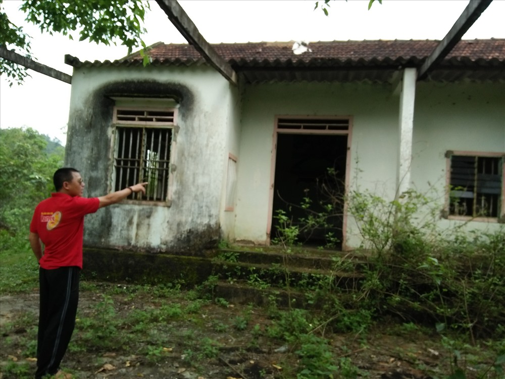 “Dân đã phản ánh lên UBND xã, huyện, nhưng không ai quan tâm xử lý, đến nước phải bỏ nhà mà đi như hộ anh Dương Đức Hương ở đây”- anh Lê Trọng An, thôn Đông Xá chỉ tay ngôi nhà bỏ hoang nói.