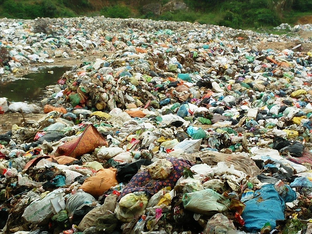 Bãi tập kết rác là thung lũng giáp ranh giữa ba xã: Tùng Ảnh, Đức Hòa, Đức Long đã quá tải và thiếu công nghệ xử lý nên trở thành nỗi kinh hoàng của cư dân sống xung quanh.
