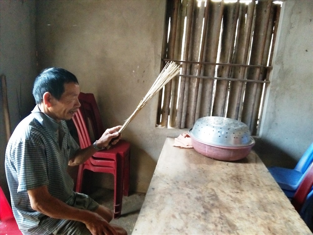 Nhân dân tìm mọi cách diệt ruồi muỗi. Ông Lê Xuân Lợi nói: “Hai vợ chồng tôi suốt ngày thay nhau đập ruồi, nhưng không xuể”.