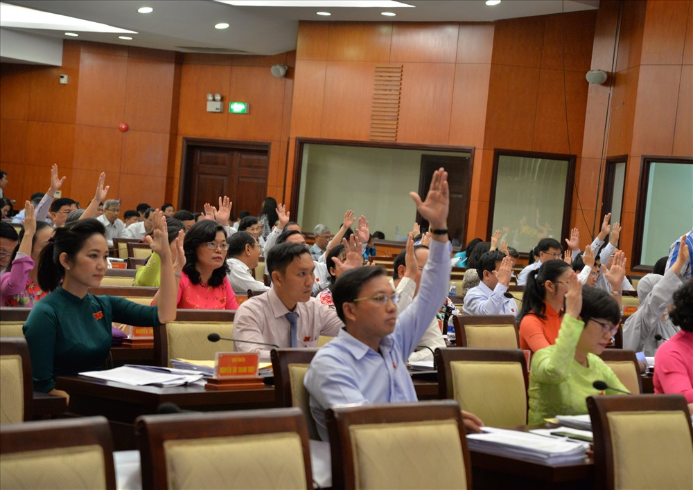 Các đại biểu HĐND TPHCM biểu quyết thông qua nghị quyết kỳ họp.