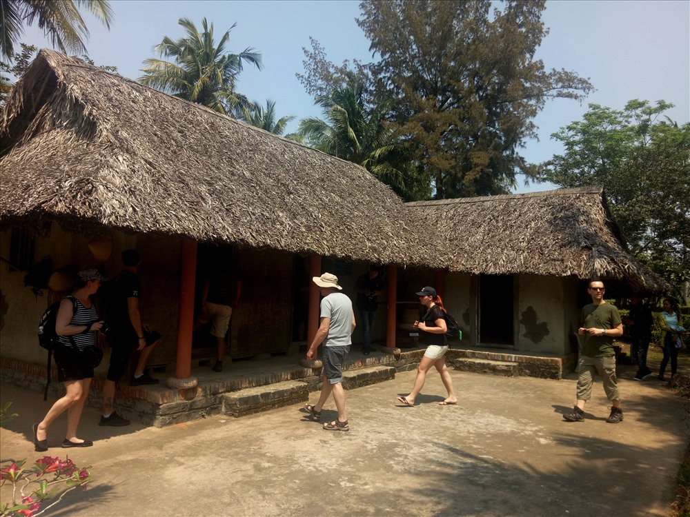 Hàng trăm cựu binh Mỹ, du khách đến thăm chứng tích Sơn Mỹ. Ảnh: T.H