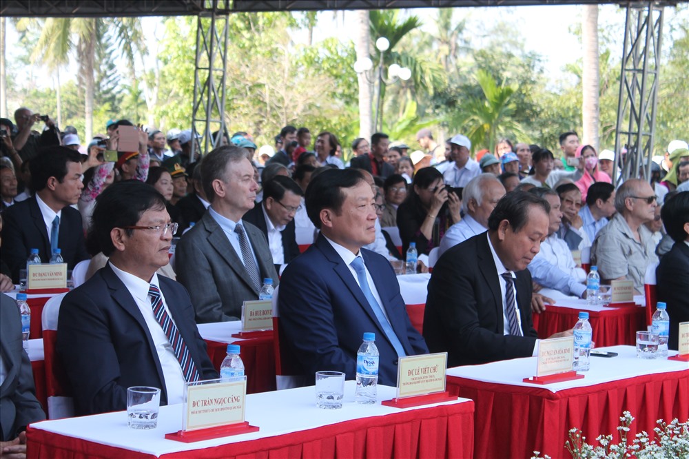 đến dự có đại diện các bộ, ngành T.Ư, người dân từ mọi miền đất nước, những nạn nhân còn sống sót sau vụ thảm sát, trên 60 cựu binh Mỹ cùng hàng trăm bạn bè quốc tế đến từ Nhật Bản, Mỹ, Pháp…Ảnh: T.H