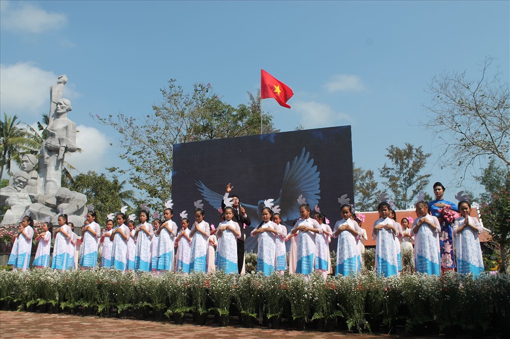 Chương trình văn nghệ tưởng niệm 50 năm vụ thảm sát. Ảnh: T.H
