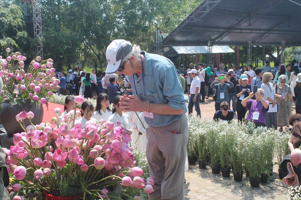 Cựu binh Mỹ dâng hoa tại lễ tưởng niệm. Ảnh: T.H