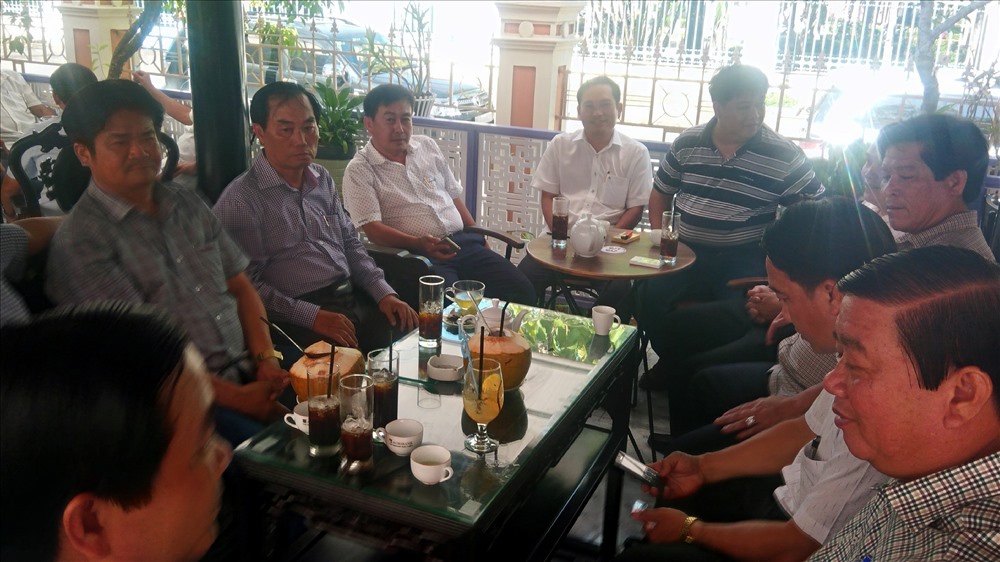Lãnh đaoj các Sở, ngành, địa phương cùng Chủ tịch UBND tỉnh Bạc Liêu trò chuyện và lắng nghe tâm tư, nguyện vọng của DN (ảnh Nhật Hồ)