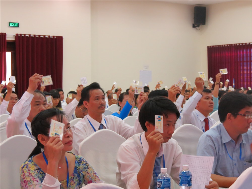 Đại biểu biểu quyết thông qua Nghị quyết ĐH