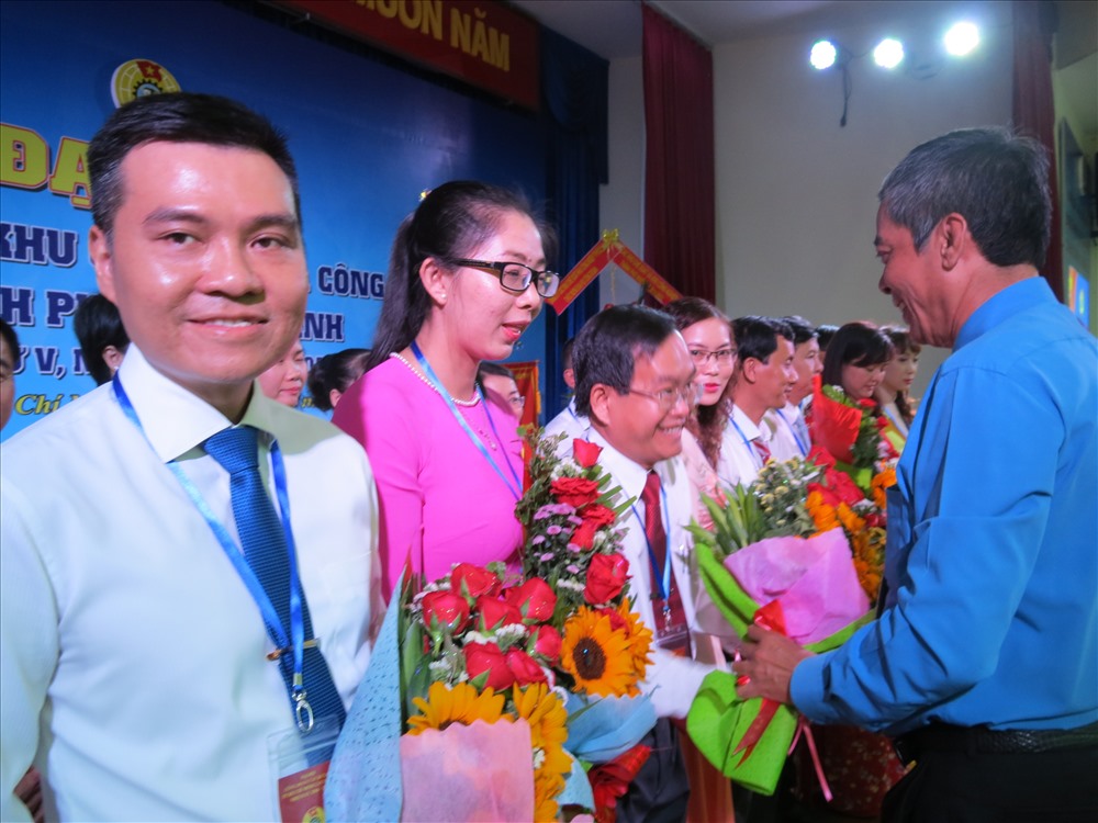 Ông Nguyễn Văn Khải chúc mừng Ban thường vụ CĐ KCX - CN TP nhiệm kỳ 2018-2023