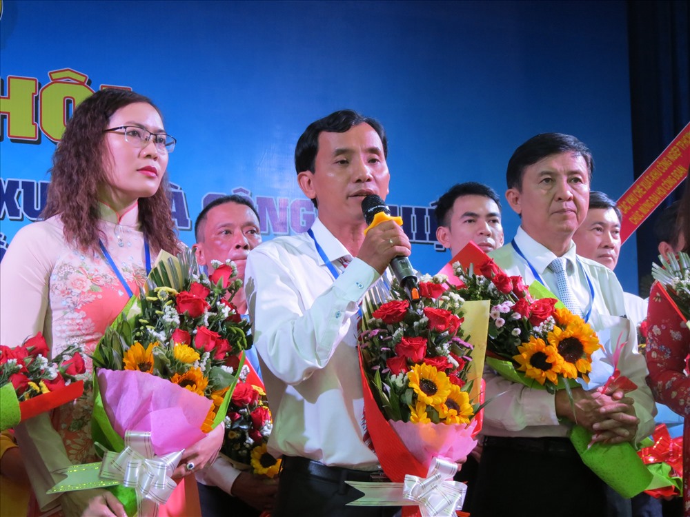 Ông Huỳnh Văn Tuấn (giữa) tái đắc cử vị trí Chủ tịch CĐ KCX - CN TPHCM nhiệm kỳ 2018-2023
