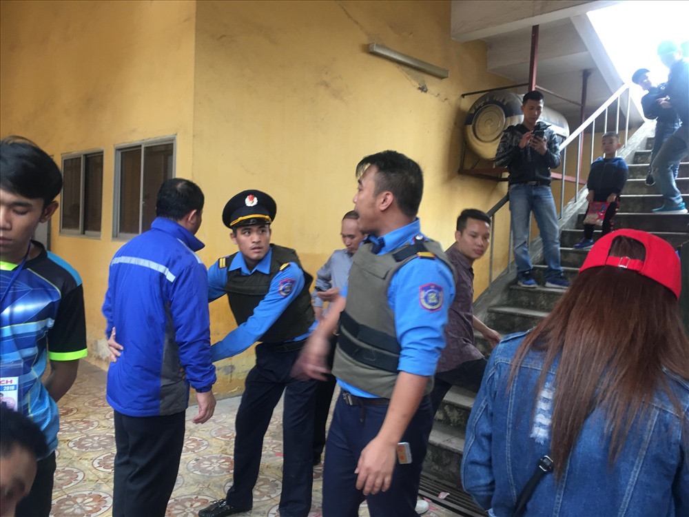 Kiểm tra từng khán giả ở vòng 2 trước khi vào sân.