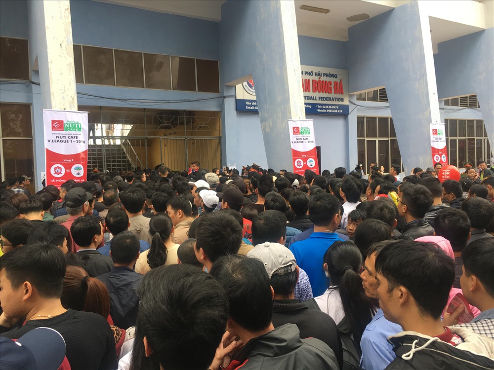 Các cổng vào ở khán đài A đều “vỡ trận“.