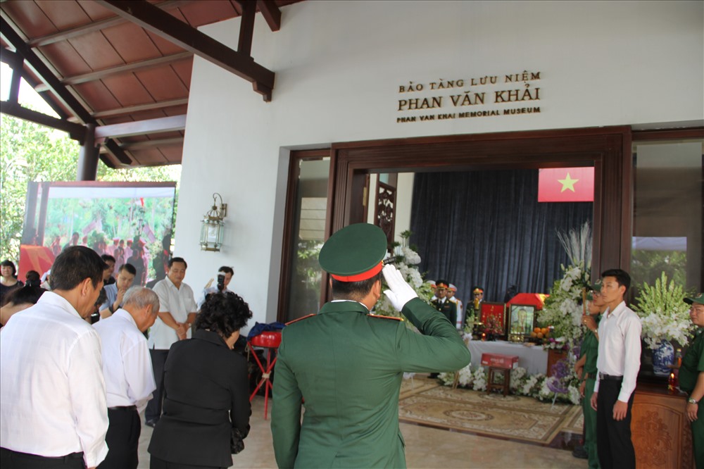 Sau lễ nhập quan, nhiều người dân thắp hương viếng nguyên Thủ tướng Phan Văn Khải. Ảnh: M.Q