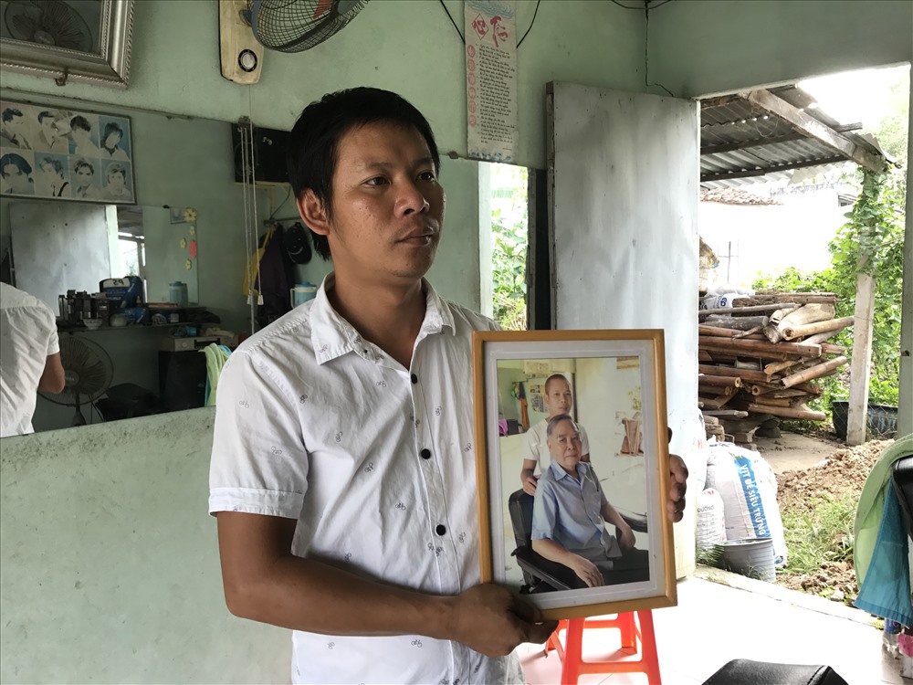 Anh Nguyễn Thanh Phong khoe tấm hình chụp chung cùng nguyên Thủ tướng Phan Văn Khải.