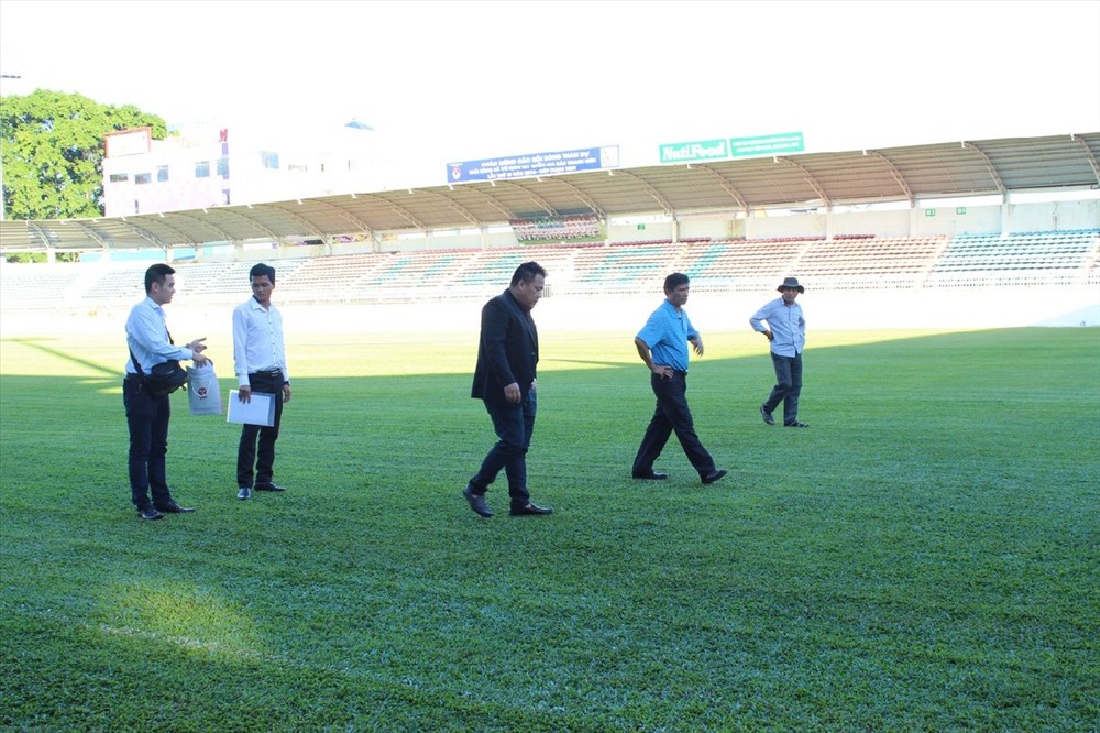 Trước thềm mùa giải, đoàn khảo sát của VPF thường đi kiểm tra mặt có các SVĐ nhưng không hiểu sao sân Lạch Tray lại “thoát” được đợt kiểm tra này. Ảnh: VPF