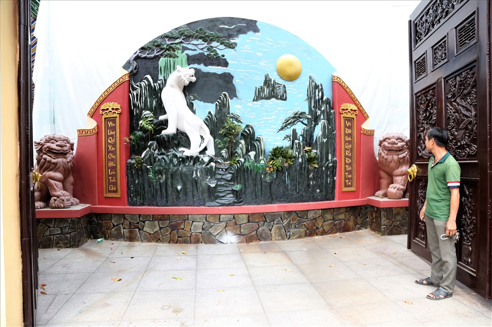 Hai câu đối của nguyên Thủ tướng Phan Văn Khải trên bình phong của đình Tân Thông. Ảnh: T.S