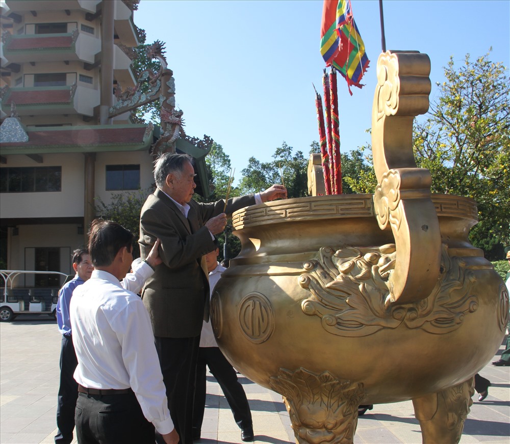 Hình ảnh ông Phan Văn Khải thắp hương tại Đền thờ Bến Dược. Ảnh: X.L