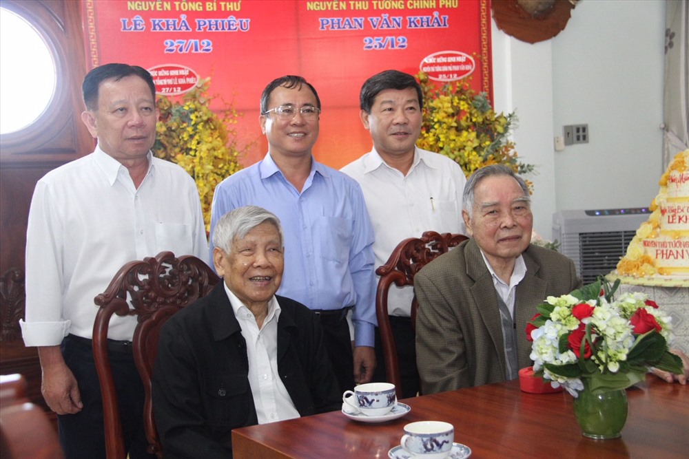 Lãnh đạo Tỉnh uỷ và UBND tỉnh Bình Dương chụp ảnh kỷ niệm cùng với 2 cựu lãnh đạo cao cấp của đất nước. Ảnh: X.L