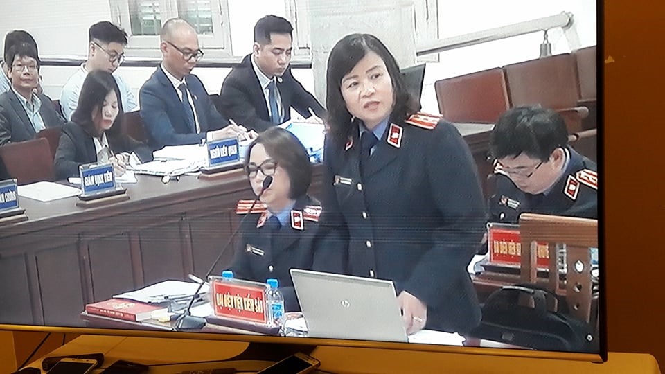 Sau khi đại diện VKS đọc xong cáo trạng, HĐXX tiếp tục xét hỏi các bị cáo. Ảnh Cao Nguyên