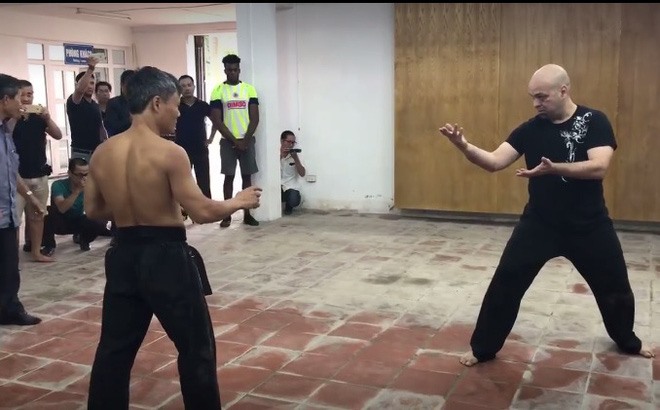 Flores giao đấu với Đoàn Bảo Châu, không xin phép.