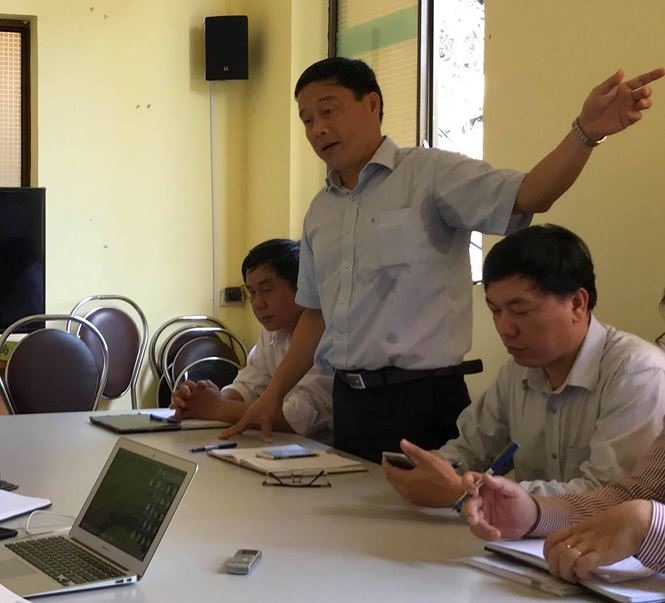 Ông Lê Hữu Danh (người đứng) - Phó giám đốc Công ty lưới điện cao thế miền Trung.