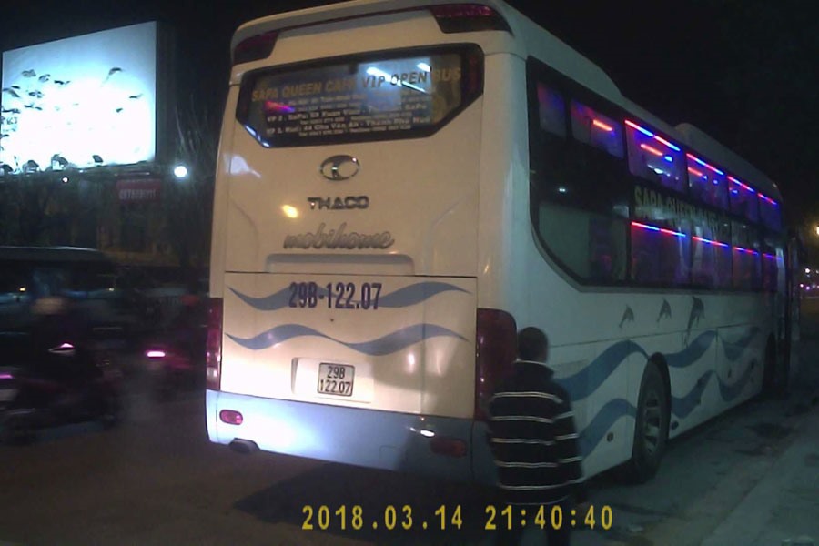 Queen cafe đỗ ở bến cóc là trước cửa văn phòng.