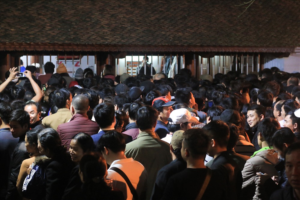 Hàng trăm người xếp thành hàng dài phía trước nơi phát ấn. Có người đã chờ đợi tại đây từ 1,2 giờ sáng.
