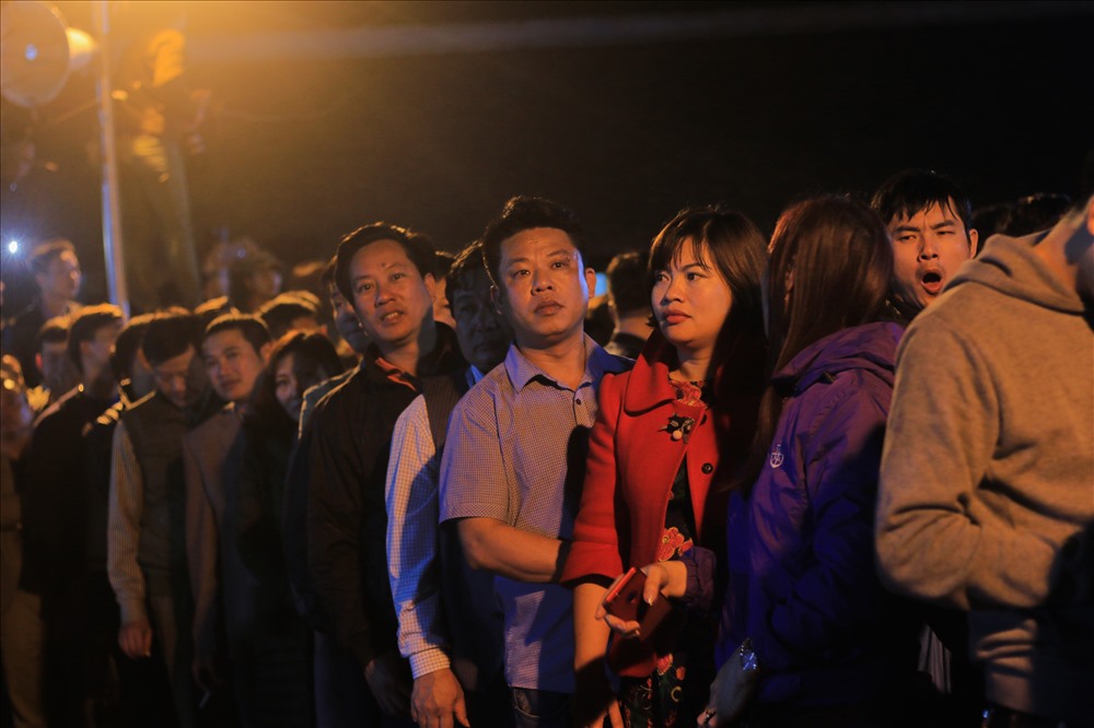 6h30 sáng, hàng người chờ đợi vẫn chật cứng.