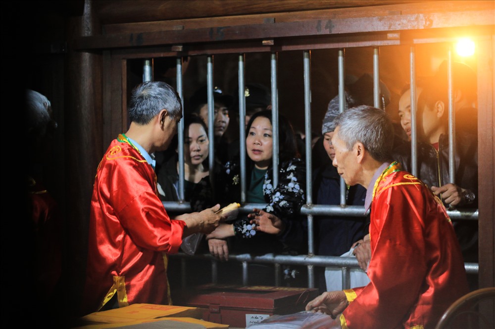 5h sáng 15 tháng Giêng, chiếc ấn đền Trần đầu tiên đã được phát ra.