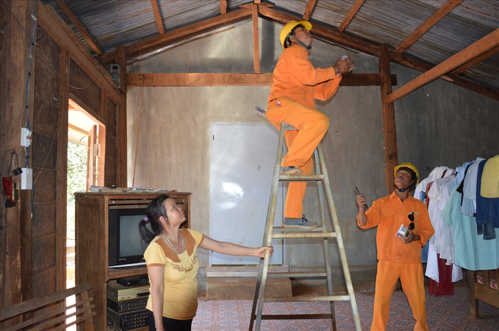 Điện được thắp sáng tại các thôn, buôn nghèo khó tại Đắk Nông.