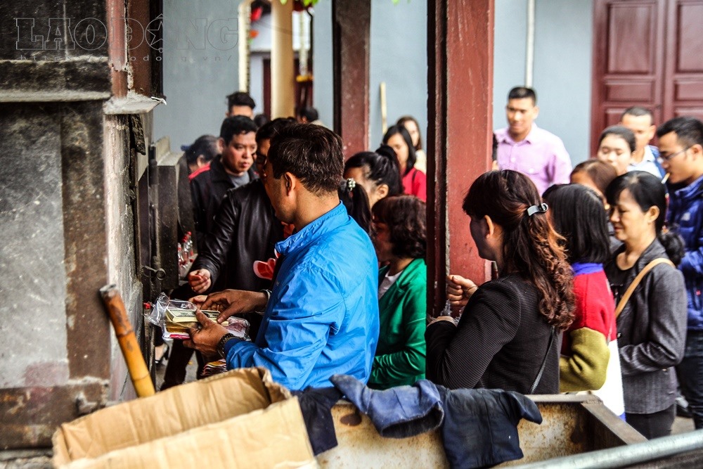 Có thời điểm người đi lễ phải xếp hàng, chờ đến lượt mới được hóa vàng.