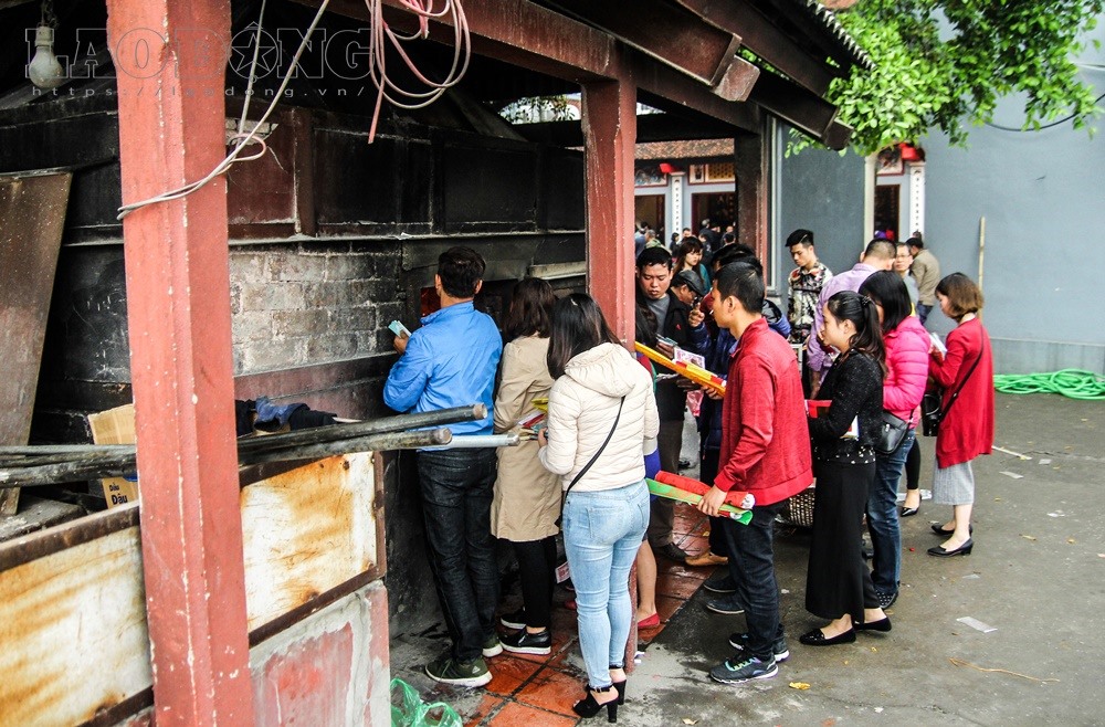 Nhiều người cho rằng, việc bỏ đốt vàng mã cần có thời gian và mỗi lần đi lễ họ chỉ mua với số lượng ít nên không gây lãng phí.