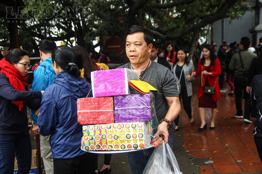 Trong các mâm lễ không thể thiếu vàng mã.