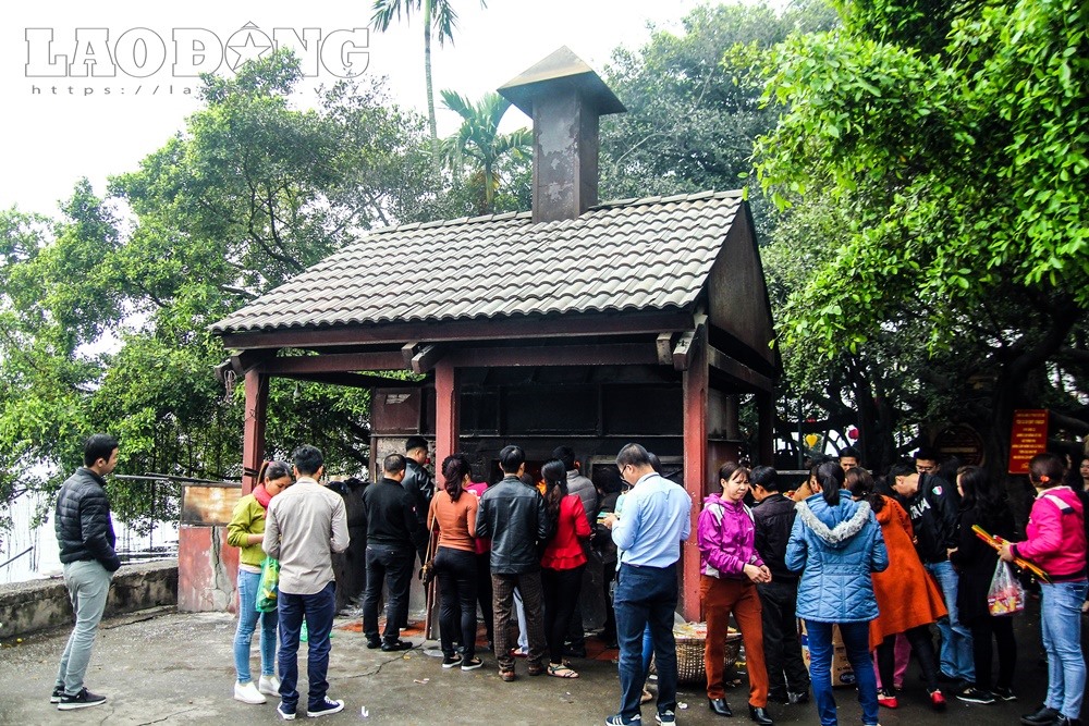 Cảnh tượng người dân xếp hàng chờ đến lượt hóa vàng mã.