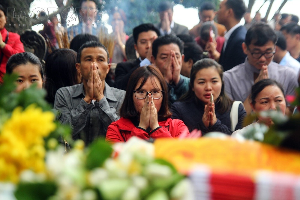 Để cầu phúc, cầu an, người đi lễ thường hóa vàng với mong muốn thần linh sẽ chứng giám lòng thành của mình.