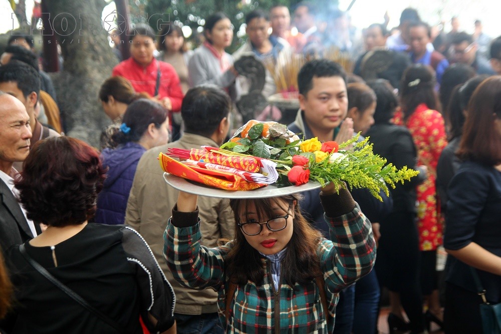 Người đổ về phủ để lễ không chỉ có những vị nhiều tuổi mà không ít bạn trẻ cũng rủ nhau thành từng tốp đi cúng rằm.