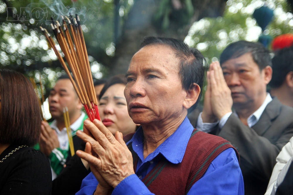 Tại các ban thờ, lượng người khấn vái luôn đông nghịt.