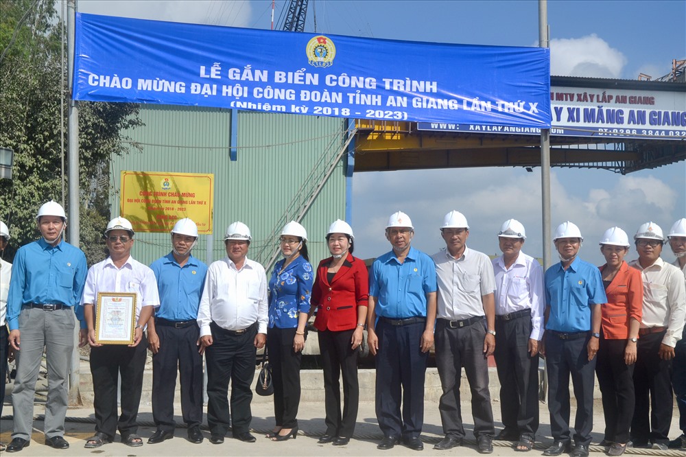LĐLĐ An Giang gắn biển công trình thi đua chào mừng Đại hội X Công đoàn An Giang. (Ảnh: Lục Tùng)