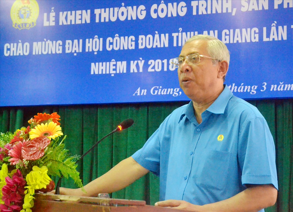 Chủ tịch LĐLĐ An Giang Nguyễn Thiện Phú biểu dương cán bộ, CNVC và lãnh đạo các đơn vị đã tạo điều kiện để các công trình thi đua chào mừng ĐH Công đoàn đạt thành tựu tích cực... (Ảnh: Lục Tùng)