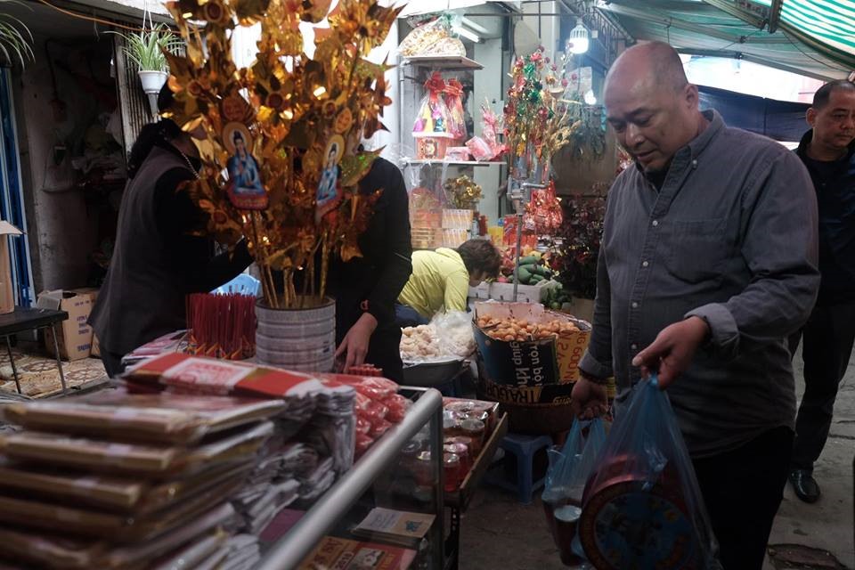 Khu vực bên ngoài, các hàng quán, vàng mã vẫn được bày bán